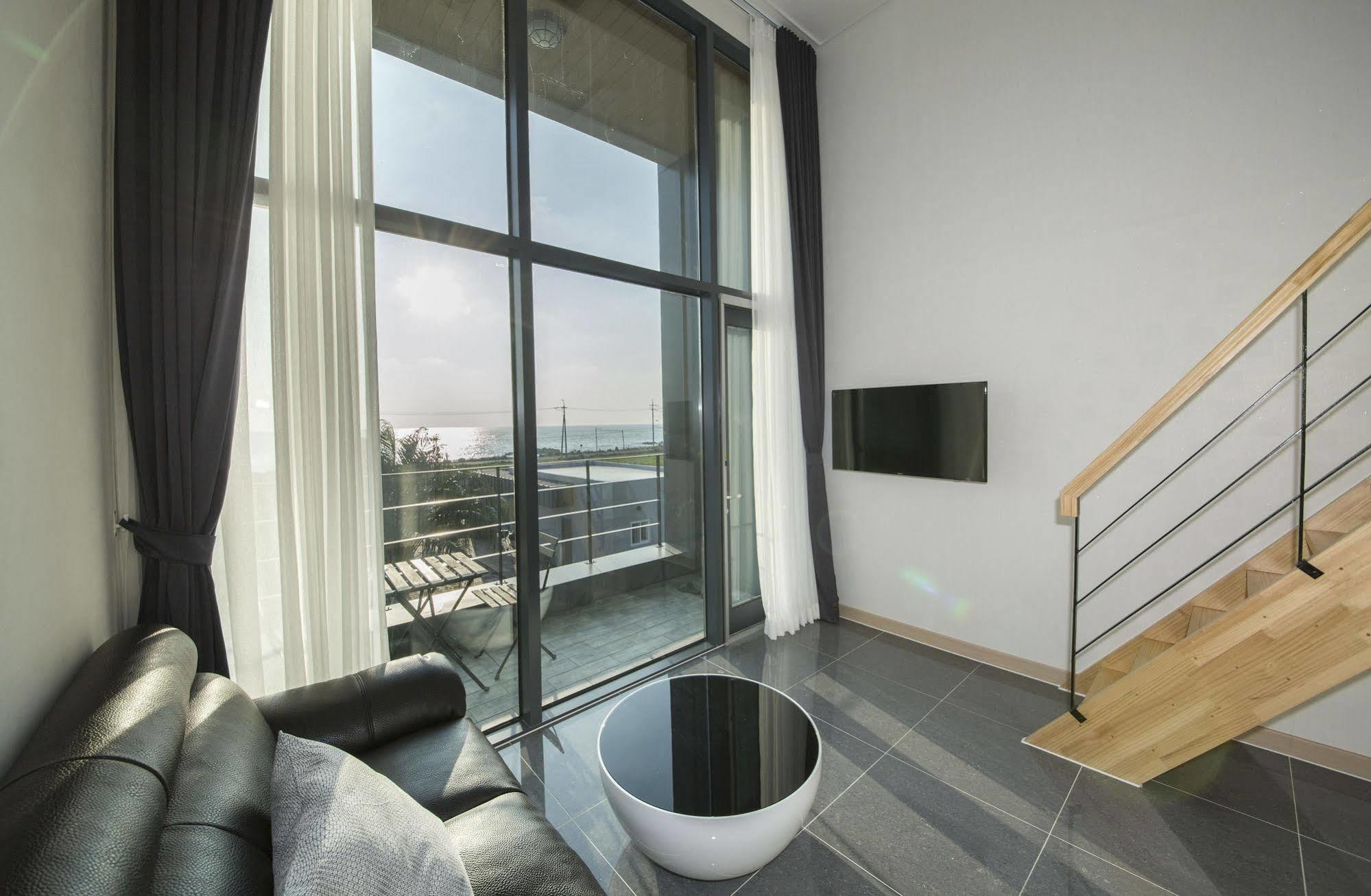 J Raum Resort Seogwipo Exteriör bild